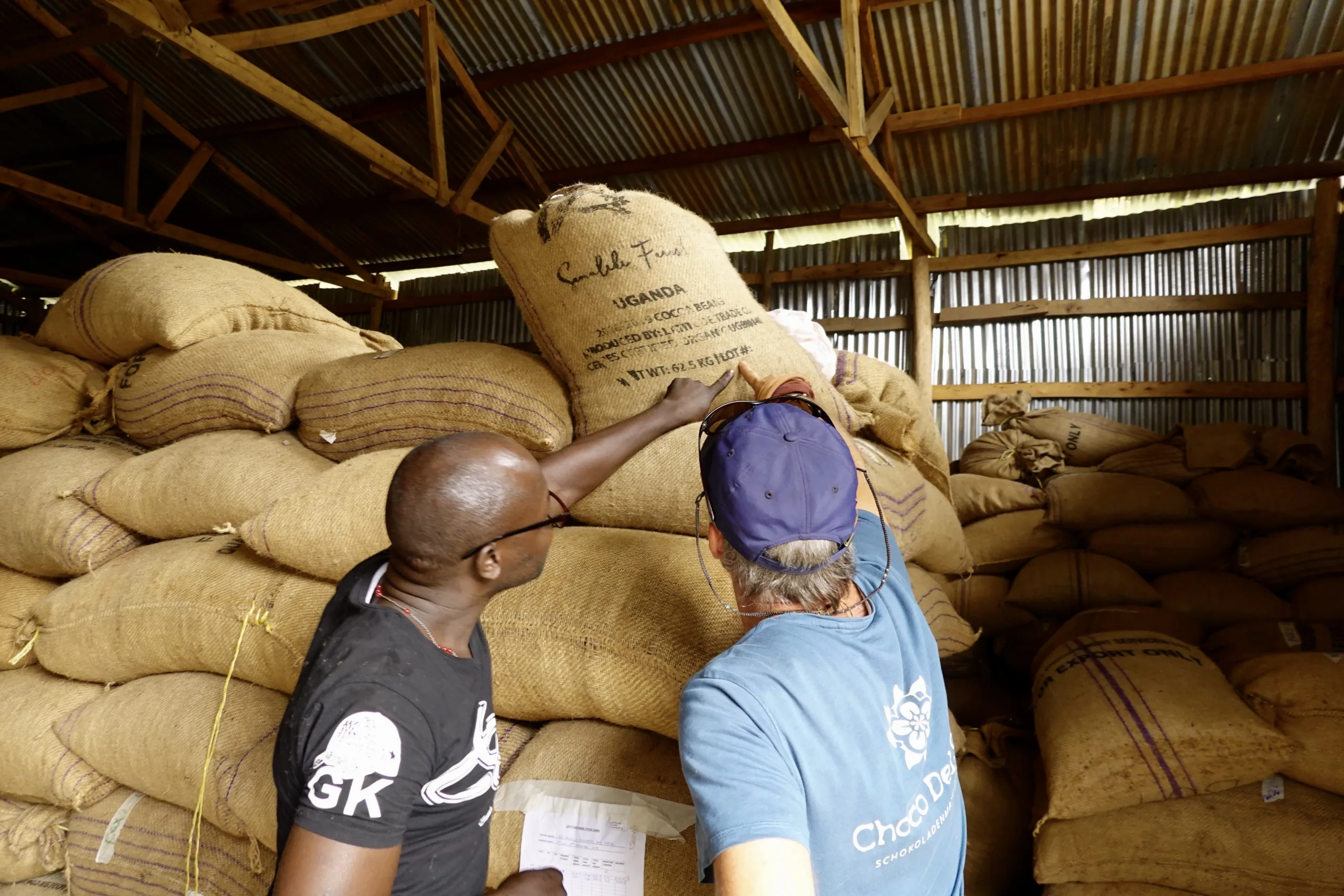 Patrick Walther von Choco Del Sol beim Kakaoeinkauf in Uganda