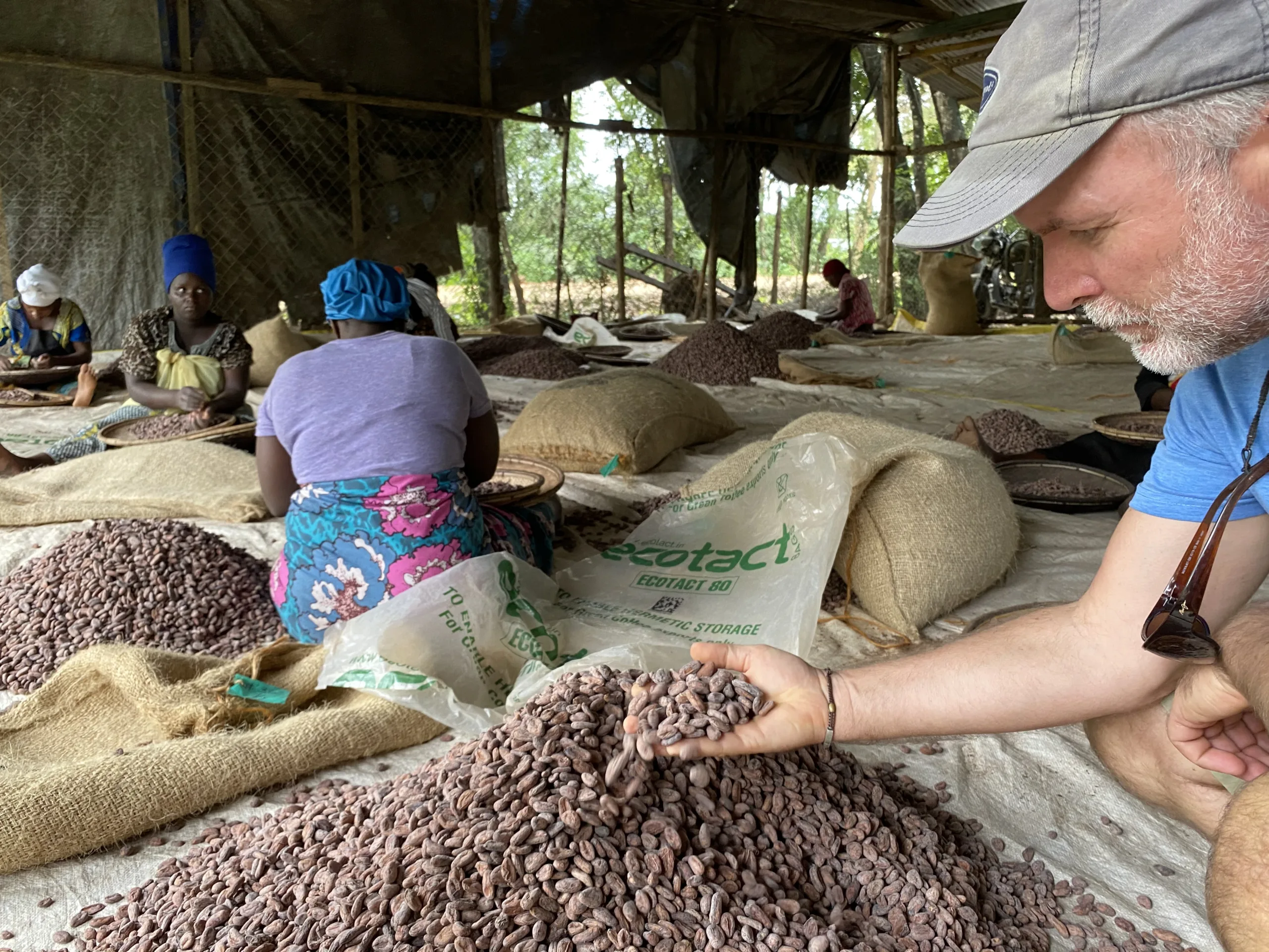 Patrick Walther von Choco Del Sol beim Kakaoeinkauf in Tansania