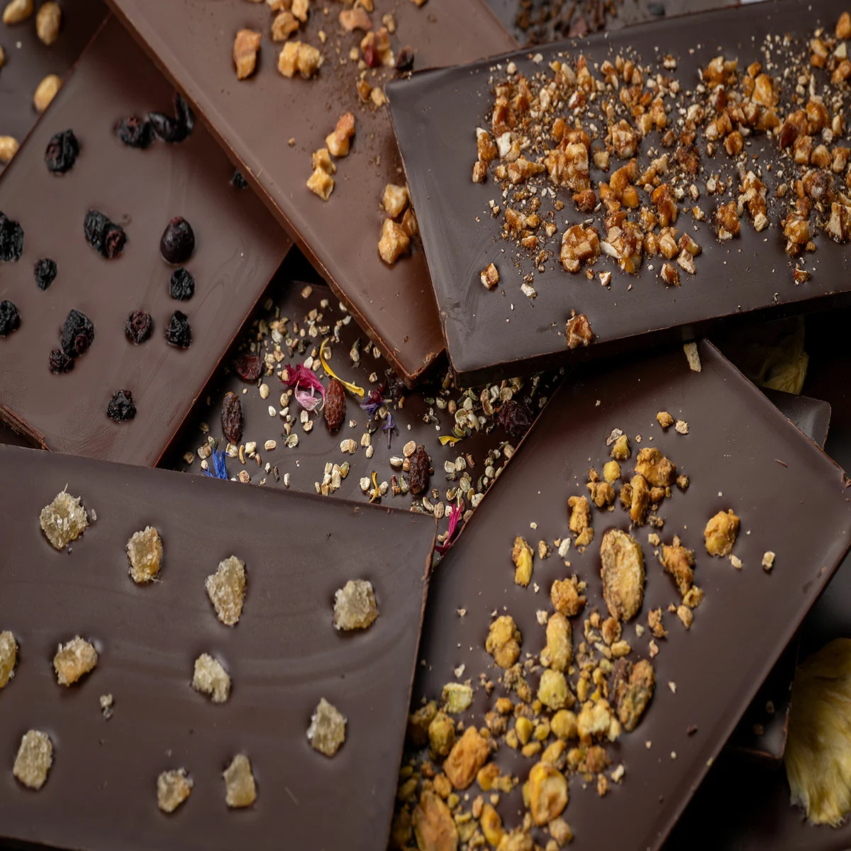 verschiedene Schokoladen von Choco Del Sol gestapelt